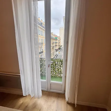 Hype-center Balcony 3br Ac Near Tram For6 Guests