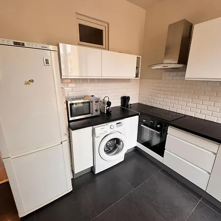 Hype-center Balcony 3br Ac Near Tram For6 Guests